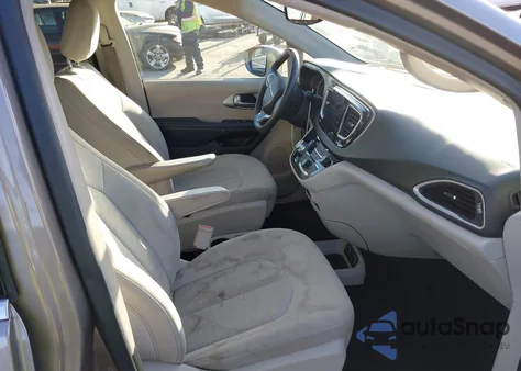 2018 Chrysler Pacifica Hybrid Touring Plus z USA, uszkodzony, nr VIN 2C4RC1H73JR126947